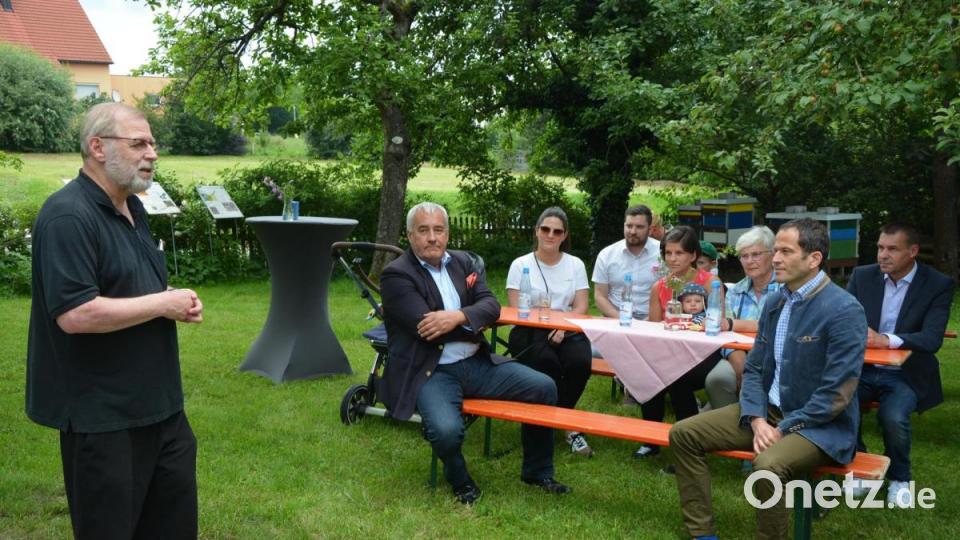 Pater Benedikt Leitmayr (links) berichtete über das Leben von Theres Neumann. Ludwig Spaenle (sitzend, links), Andreas Malzer (rechts) MdB Albert Rupprecht (Zweiter von rechts) und weitere Zuhörer folgten den Ausführungen. Bild: jr
