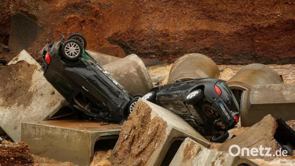 dpatopbilder - 16.07.2021, Nordrhein-Westfalen, Erftstadt: Autos liegen in einem ausgespültem Teil des Ortsteils Bessem. Foto: David Young/dpa +++ dpa-Bildfunk +++ Bild: David Young
