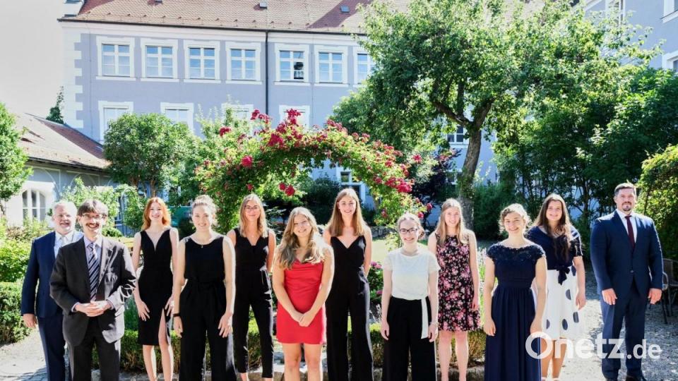 Feier am Dr.-Johanna-Decker-Gymnasium (von links): Oberstufenkoordinator Studiendirektor i. K. Robert Seitz, Oberstudiendirektor Günter Jehl, Elena Berschneider, Franziska Uhr, Alina Weiß, Marie Eichenmüller, Julia Polito, Birgit Leitz, Hanna Pickelmann, Isabella Sachsenhauser, Lilly-Marleen Merkl, Oberstufenkoordinator Studienrat i. K. Maximilian Gerber Bild: rpe