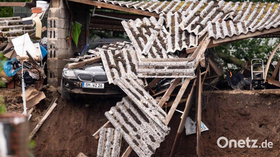 Ein Auto steht in den Trümmern eines zerstörten Gebäudes im Ortsteil Blessem. Bild: Marius Becker