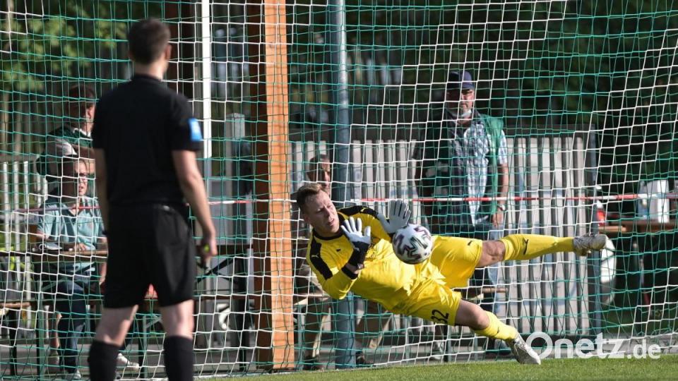 Andreas Appel hält auch den zweiten Elfmeter. Schiri Jan Dirrigl hatte den Strafstoß wiederholen lassen. Nummer eins hatte Appel ebenfalls pariert. Bild: ref