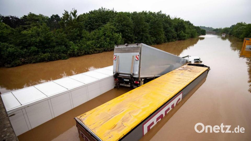 Lastwagen sind auf der überfluteten Bundesstraße 265 ineinander verkeilt. Bild: Marius Becker