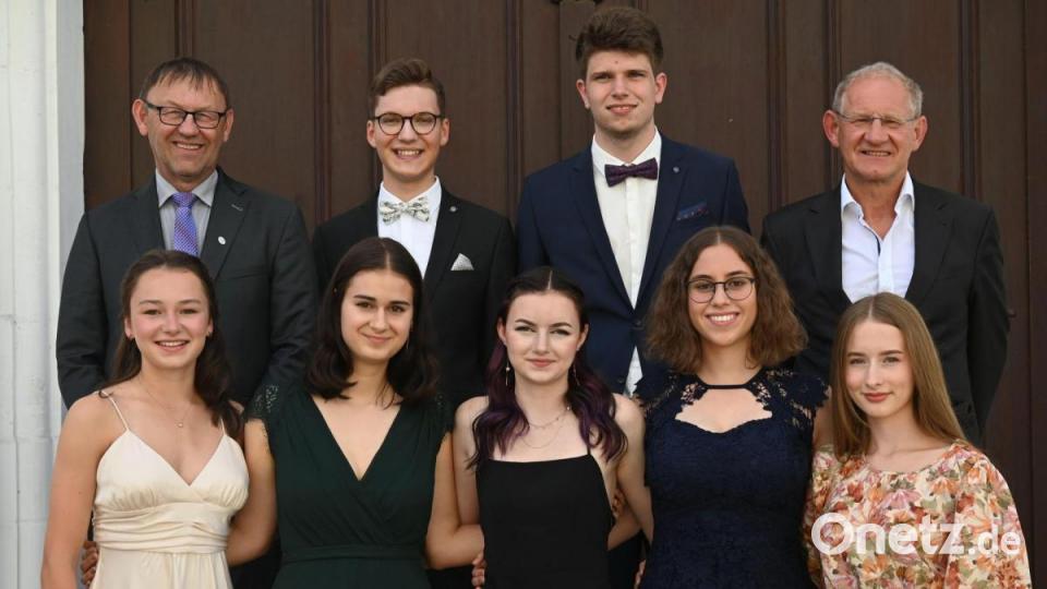 Die MRG-Jahrgangsbesten (von links, vorne): Anna Braun (1,3), Laura Tessmann (1,0), Amelie Pflamminger (1,4), Katharina Wenkmann (1,0), Anne Hadassa Baum (1,5). Hinten: Oberstudiendirektor Georg Meyer, Franz Schottenheim (1,3), Stephan Albertin (1,1) und Oberstufenkoordinator Albert Kiener. Bild: gf