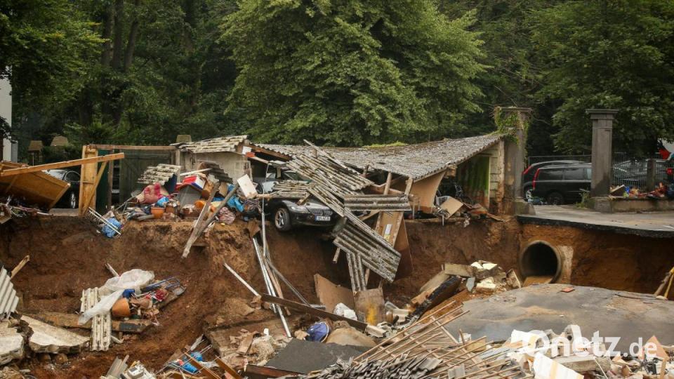 dpatopbilder - 16.07.2021, Nordrhein-Westfalen, Erftstadt: Trümmer eingestürzter Häuser liegen im Ortsteil Bessem. Foto: David Young/dpa +++ dpa-Bildfunk +++ Bild: David Young