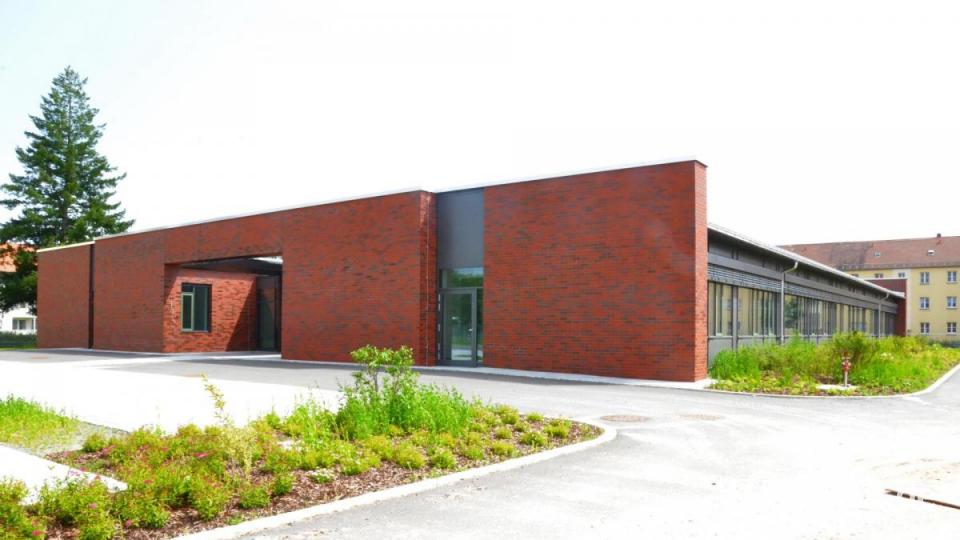 Das neue Santiäts-Versorgungs-Zentrum der Bundeswehr. Die linke Seite ist der Humanmedizin vorbehalten, der rechte der Zahnmedizin. Bild: Kunz
