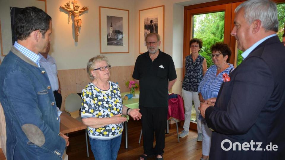 Bernadette Geyer (Zweite von links) schilderte als Zeitzeugin den Gästen so manche Besonderheit über die Resl. Bild: jr