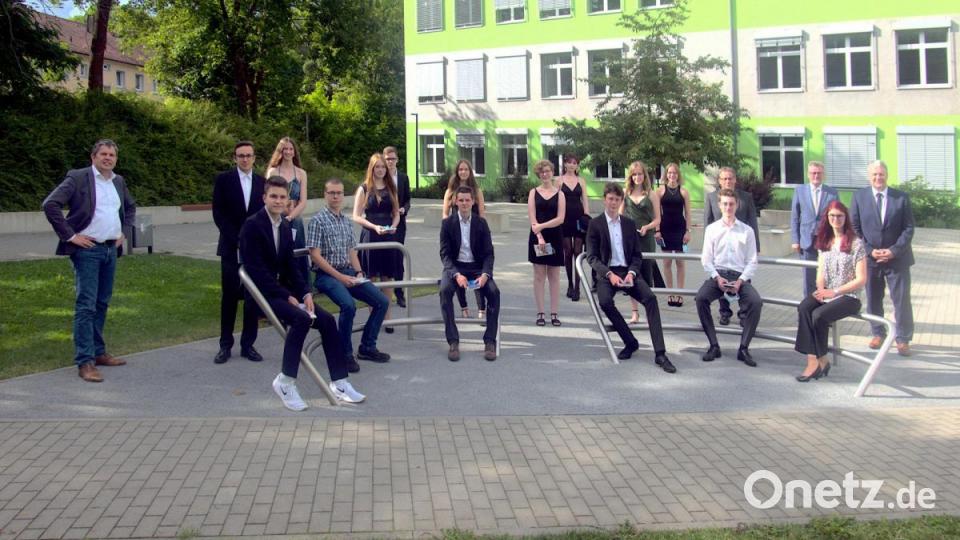 Die ausgezeichneten Abiturienten des HCA Sulzbach-Rosenberg (von links): Waldherr Eric, Süß Hannes, Schulze Nina, Breunig Sebastian, Miller Angelika, Kredler Fabian, Renner Alexander und Rahm Lilith (die beiden, die hintereinander stehen), Jahn Carina, Schmid Jessica, Erhardt Philipp, Reiterer Isabella, Wopperer Hanna, Thümmler Sven und Pürner Sophia. Weiterhin zu sehen sind: Ganz links Schulleiter Oberstudiendirektor Dieter Meyer, in der hinteren Reihe (von rechts) Landrat Richard Reisinger, Bürgermeister Michael Göth und Oberstufenkoordinator Klaus Meidenbauer. Bild: gac