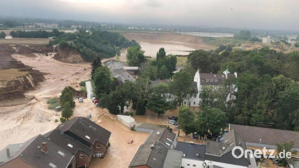 Ein Foto, das die Bezirksregierung Köln am Freitag über Twitter verbreitete, zeigt Überschwemmungen in Erftstadt-Blessem. Bild:  Rhein-Erft-Kreis/dpa
