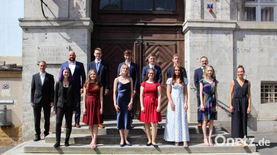 Die besten Absolventen des Erasmus-Gymnasiums (von links): Oberstufenkoordinatoren Andreas Wenkmann und Stefan Sehnke; Reindl, Christoph (1,3), Schneider, Daniel (1,2), Kopp, Maximilian (1,0), Hopke David (1,0); Schulleiter Christian Weiß-Mayer; vorne: Bergler, Ronja (1,5), Kaltner, Alexandra (1,0); Brandel, Lisa (1,3), Meckl, Anna (1,3), Hench Elisabeth (1,5), Berndt, Leonie (1,0), Auernhammer, Hannah (1,4). Bild: ero