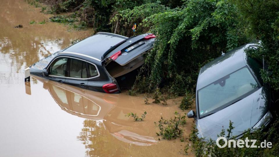 Autos stehen an der Böschung der überfluteten Bundesstraße 265 im Wasser. Bild: Marius Becker