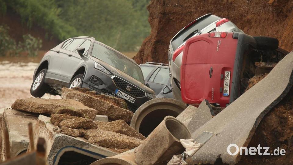 Autos liegen in einem ausgespültem Teil des Ortsteils Blessem. Bild: David Young
