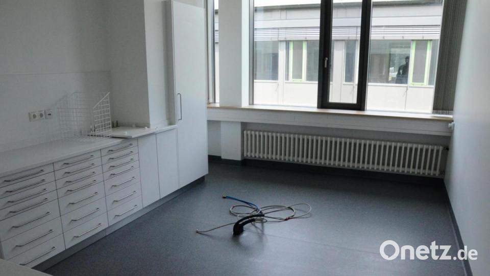 Die Vorrichtungen sind schon eingebaut. Es fehlten nur noch die insgesamt drei Zahnarzt-Behandlungsstühle. Bild: Kunz
