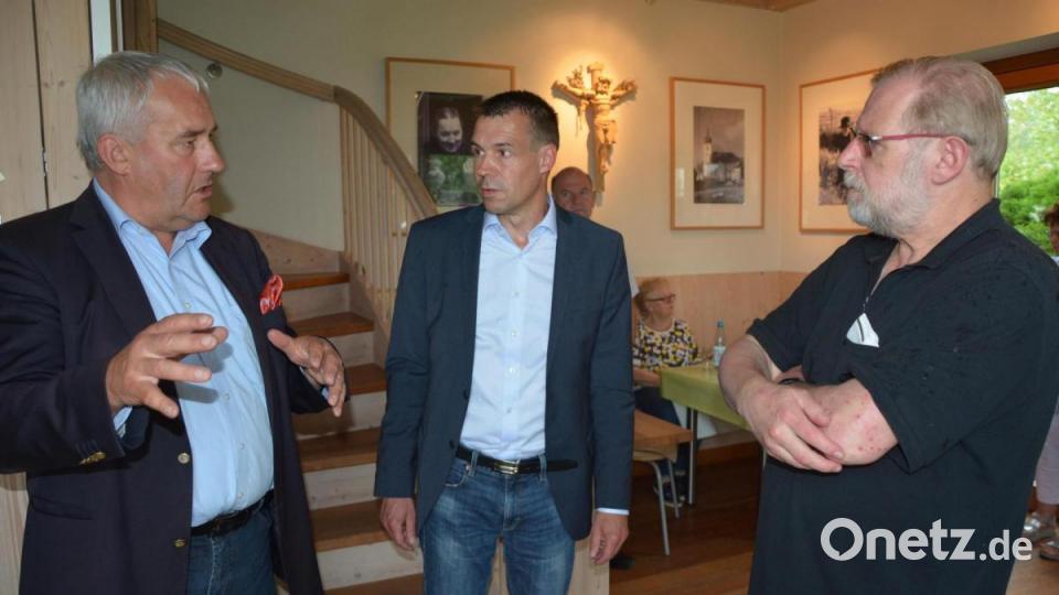Im Infohäuschen im Resl-Garten unterhielten sich (von links) Ludwig Spaenle, Andreas Malzer und Pater Benedikt Leitmayr. Bild: jr