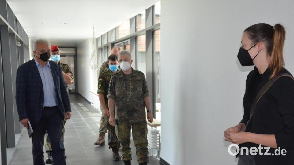 Gerd Demleitner (links) und Anja Kaser (rechts) vom Staatlichen Hochbauamt besichtigen gemeinsam mit Soldaten das neue Sanitätsversorgungszentrum. In der Mitte: Dr. Harald Fischer. Bild: Kunz