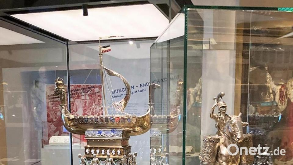 Pomp, der mit dem Jahr 1913 verbunden ist: Vorne der &quot;Pauker zu Pferd&quot;, im Hintergrund das Wikingerschiff, das Wilhelm II. erst bekam, als es mit der Monarchie in Deutschland bereits zu Ende war. Bild: stg