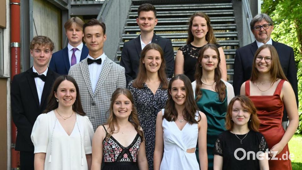 Die besten Absolventen des GMG von links (vorne): Paulina Strebel (1,2), Theresa Duschanek (1,5); Miriam Witt (1,0), Antonia Heck (1,2), (mittlere Reihe) Julian Müller (1,2), Julian Zoll (1,3), Antonia Lucks (1,1), Tamara Lindner (1,0), Katharina Grosch (1,2), (hintere Reihe): Korbinian König (1,5), Paul Fiedler (1,2), Eva Deubzer (1,2) und Oberstudiendirektor Peter Welnhofer. Bild: gf