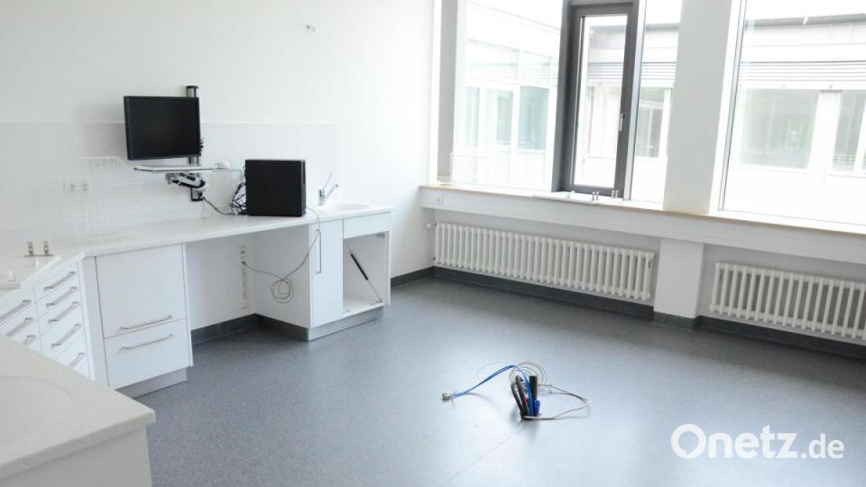 Die Vorrichtungen sind schon eingebaut. Es fehlten nur noch die insgesamt drei Zahnarzt-Behandlungsstühle. Bild: Kunz