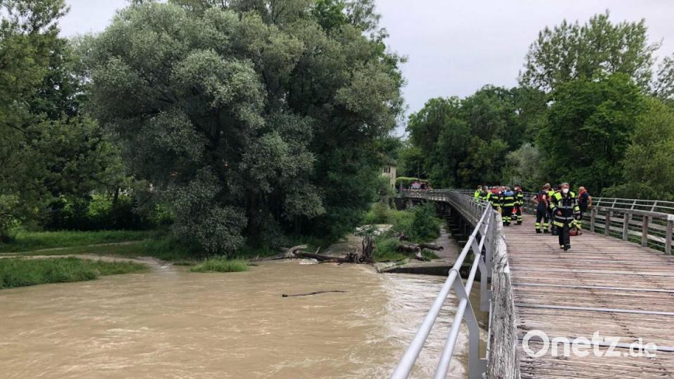 Braune Wassermassen fließen in der Isar in München am Flauchersteg entlang, wo die Feuerwehr zu einem Einsatz ausrückte. Bild: Manuel Schwarz