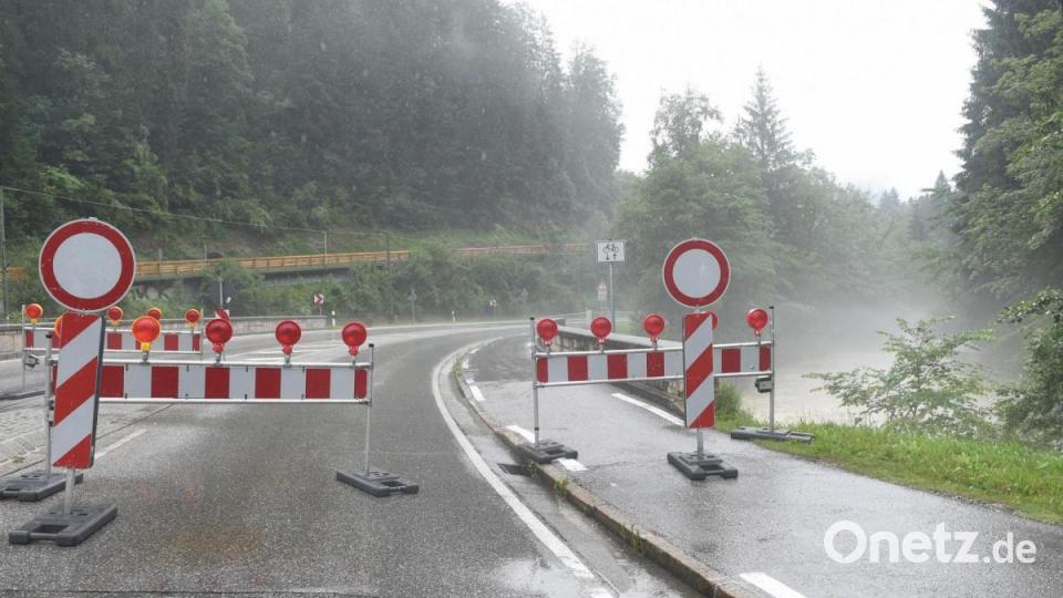 Die Straße Richtung Königssee ist bei Unwetter und Hochwasser in Bayern im Berchtesgadener Land gesperrt Bild: Felix Hörhager
