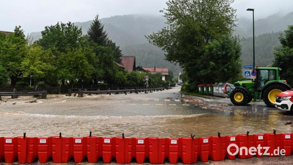 Kufstein: Hochwasser überschwemmt nach starken Regenfällen eine Straße. Bild:  Zeitungsfoto.At/Daniel Liebl/APA/dpa