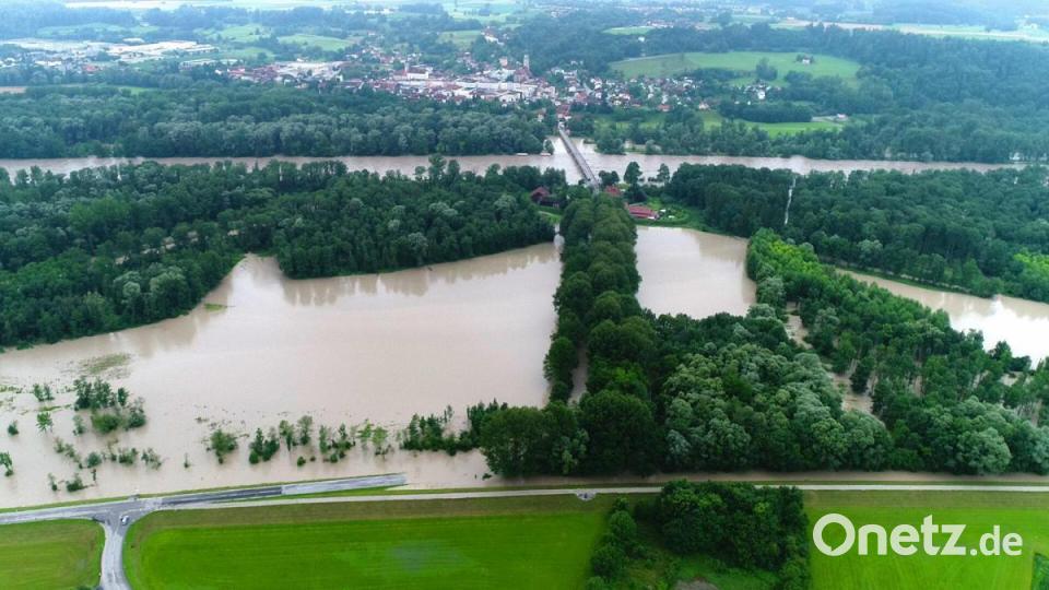 Ostermiething: Hochwasser überschwemmt nach starken Regenfällen ein Gebiet im Raum Ostermiething. S Bild: Manfred Fesl/APA/dpa