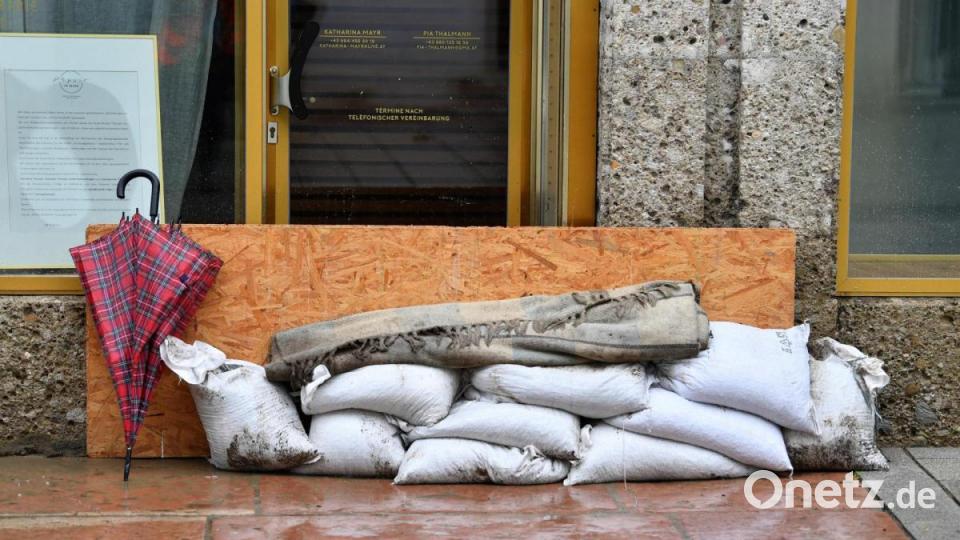Hallein: Sandsäcke liegen vor dem Eingang eines Ladens. Bild: Barbara Gindl/APA/dpa