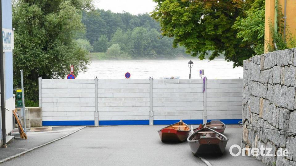 Schärding: Ein Zaun steht zwischen einem Gewässer und einer Straße. Bild: Daniel Scharinger/APA/dpa