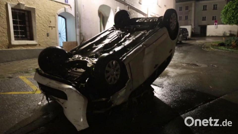 Die Altstadt von Hallein in Österreich wurde teilweise überflutet - die Wassermassen trugen auch dieses Auto mit. Foto: TNN/dpa Bild: TNN