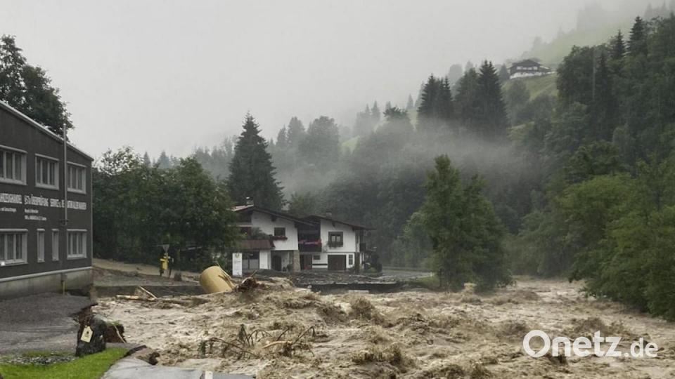 Kitzbühel: Überschwemmungen haben nach starken Regenfällen einen großen Schaden an einer Straße hinterlassen. Bild: Zoom.Tirol/APA/dpa