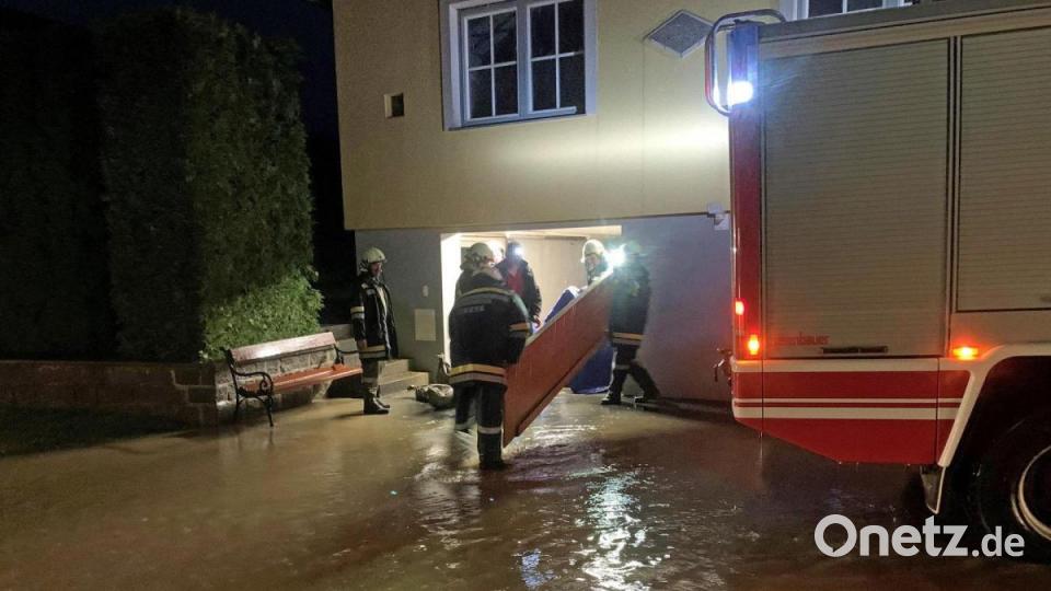 Waidhofen an der Thaya: Mitglieder der Feuerwehr sind nach Starkregen im Bezirk Waidhofen an der Thaya im Einsatz. Bild:  Stefan Mayer/BFK WT/APA/dpa