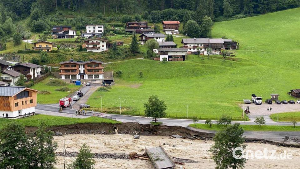Kitzbühel: Überschwemmungen haben nach starken Regenfällen einen großen Schaden an einer Brücke hinterlassen. Bild: Zoom.Tirol/APA/dpa