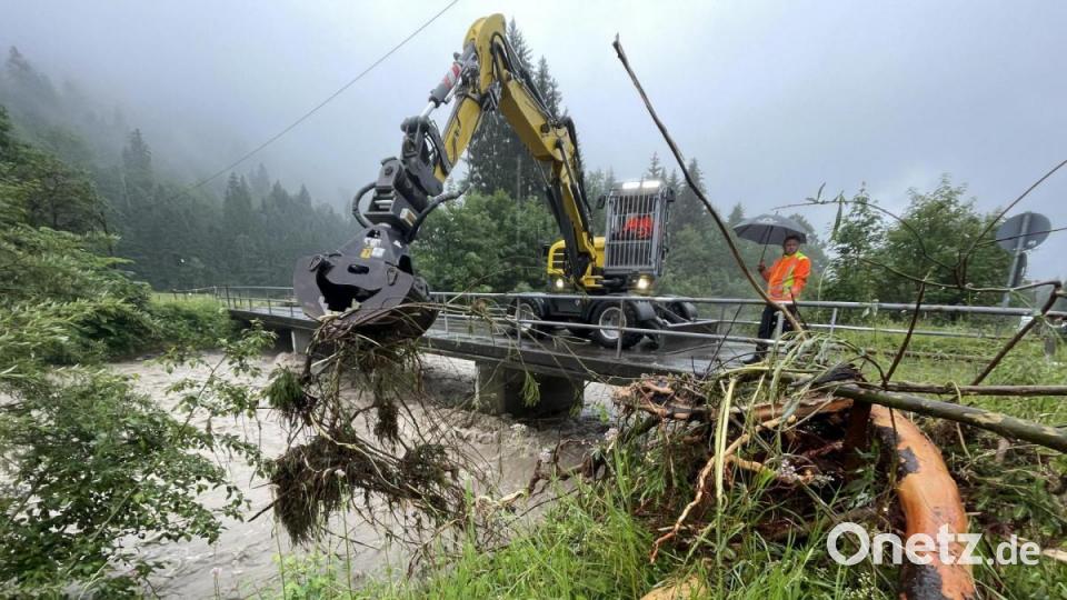 Oberstdorf: Mit schwerem Gerät wird angeschwemmtes Holz aus der Stillach bei Oberstdorf gehoben. Bild: Davor Knappmeyer
