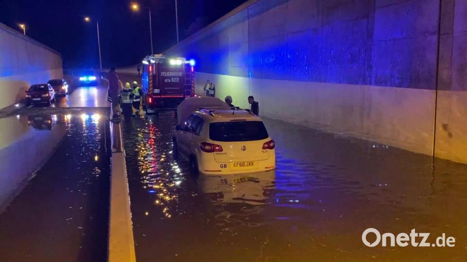 Waidhofen an der Thaya: Mitglieder der Feuerwehr sind nach Starkregen im Bezirk Waidhofen an der Thaya im Einsatz. Bild: PRESSESTELLE BFK MÖDLING/APA/dpa
