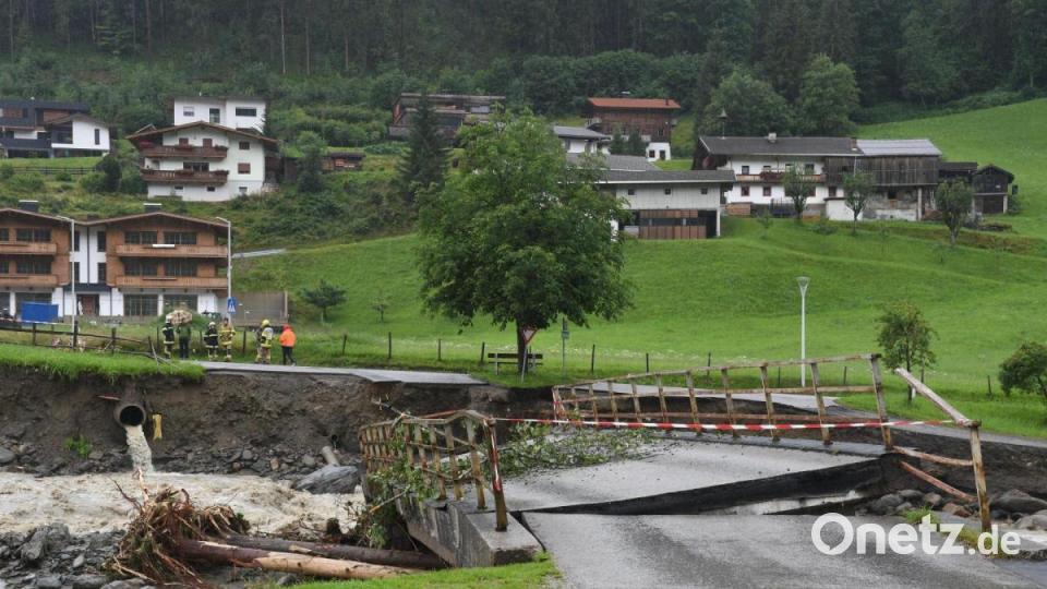 Kitzbühel: Überschwemmungen haben nach starken Regenfällen einen großen Schaden an einer Brücke hinterlassen. Bild:  Zoom.Tirol/APA/dpa