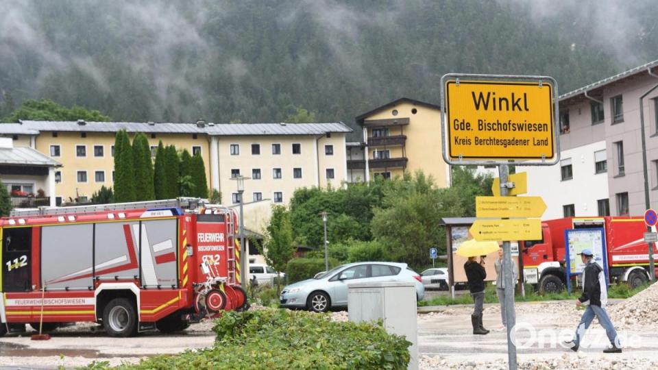Winkl: Feuerwehrleute im EInsatz. Bild: Felix Hörhager