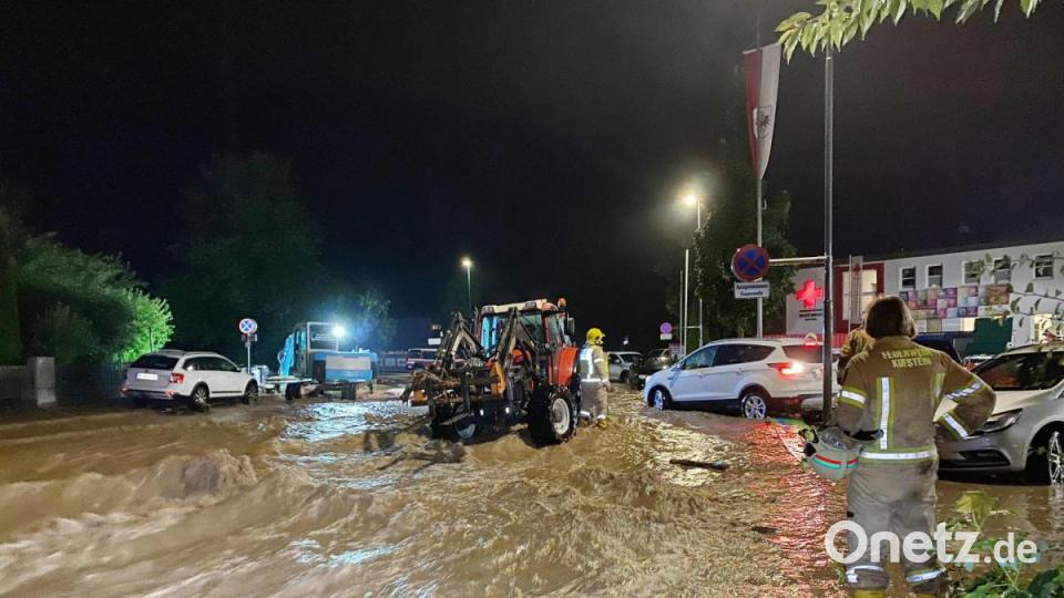 Kufstein: Hochwasser überschwemmt nach starken Regenfällen eine Straße. Bild:  Zoom.Tirol/APA/dpa