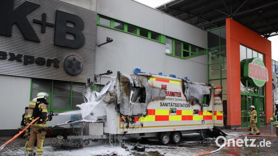 Brand eines mobilen Impfcontainers beim Schwandorfer Globus-Markt am Samstagabend: Die Feuerwehrleute an vorderster Front schützten sich mit Atemgeräten, um die giftigen Dämpfe nicht einatmen zu müssen. Bild: Thomas Dobler