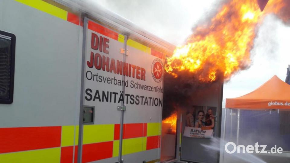 Die Flammen griffen ziemlich schnell auf den ganzen Container über, der schließlich ausbrannte. Bild: Richard Bugl/exb