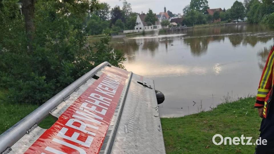 Ein Boot auf dem Gleis. Mit dem Einsatzmittel, über welches die Feuerwehr Kemnath verfügt, ist das möglich. Der Landkreis schaffte hierfür &quot;Spurkranzräder&quot; an. Binnen einer Minute lässt sich aus dem Boot ein &quot;Gleisfahrzeug&quot; bauen: Mit nur wenigen Handgriffen kann von den pannensicheren Rädern auf die Spurkranzräder umgebaut werden. Bild: mde