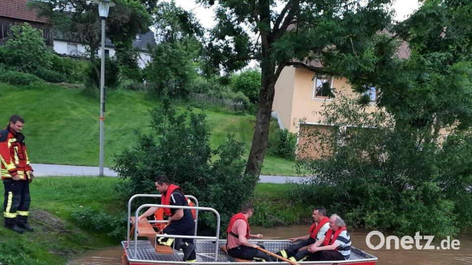 Einsatzkräfte der Feuerwehr Kemnath üben den Einsatz ihres Bootes auf dem Stadtweiher. Bild: mde