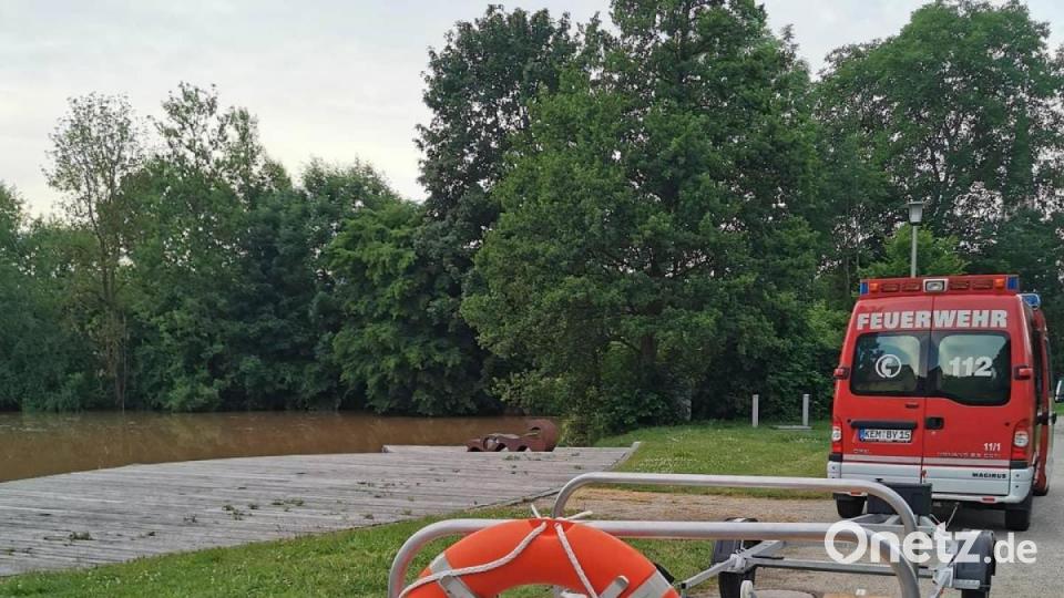 Das &quot;Flachwasserschub- und Rettungsboot&quot; der Feuerwehr Kemnath ist auch zur Evakuierung aus überfluteten Straßenzügen konzipiert. Die Sitzbretter können am Boot auch als &quot;Treppe&quot; eingelegt werden, und somit können Personen aus dem Fenster in das Boot steigen. Bild: mde
