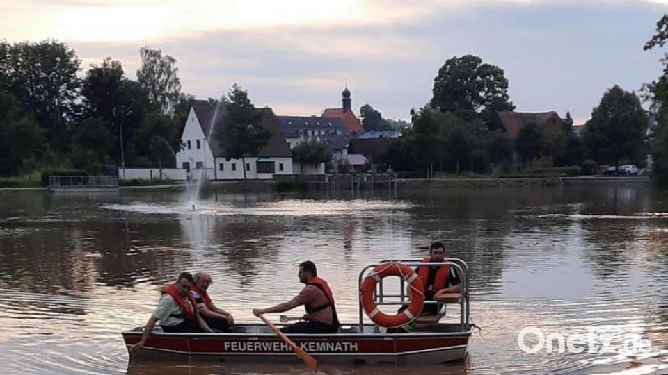 Mit Rettungsschwimmwesten ausgestattet rudern die Feuerwehrleute der Kemnather Wehr im Stadtweiher. Bild: mde