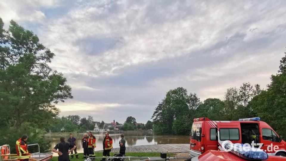 Einsatzkräfte der Feuerwehr Kemnath üben den Einsatz ihres Bootes auf dem Stadtweiher. Bild: mde