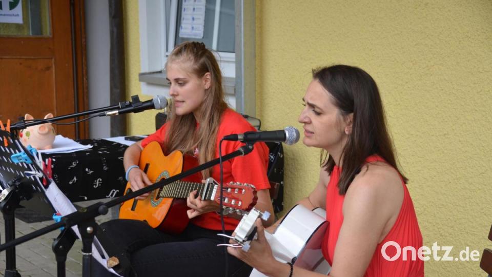 Poppig war der Auftritt von Theresa Neukam mit Lehrerin Marianna Landner. Bild: ak
