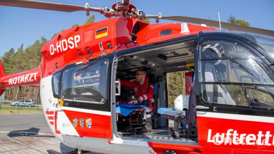 Dr. Andreas Redel, Notarzt bei der DRF Luftrettung, zeigt den neuen Rettungshubschrauber H145 in Weiden. Bild: Mareike Schwab