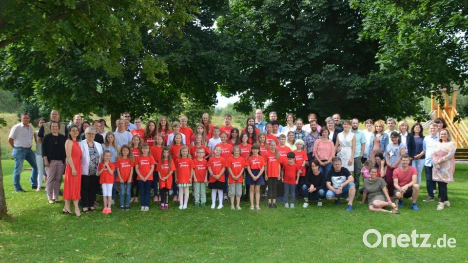 Musikschüler mit ihren Eltern. Bild: ak