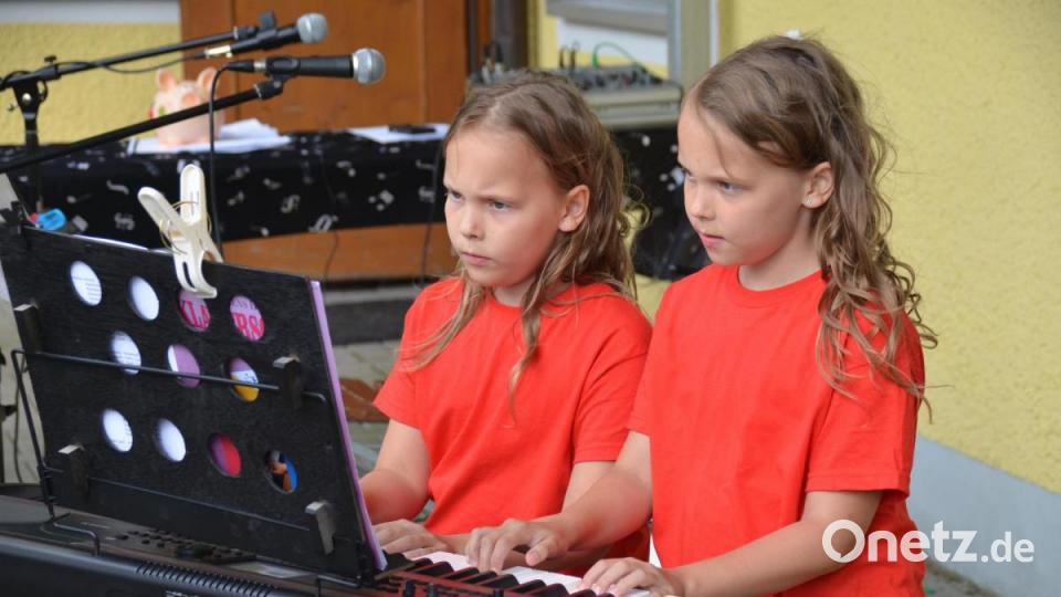 Die Baumann-Zwillinge Luise und Hanna bei ihren Duett am Piano. Bild: ak