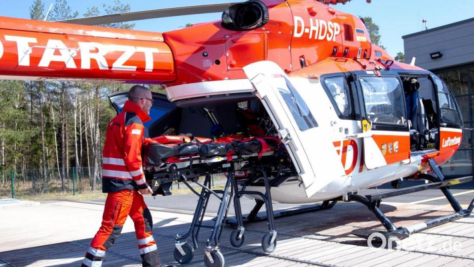 Notarzt Dr. Andreas Redel weiß die komfortable Fahrtrage am neuen &quot;Christoph 80&quot; zu schätzen. Sie erleichtert Sanitätern und Ärzten speziell bei schwergewichtigen Patienten die Arbeit. Bild: Mareike Schwab