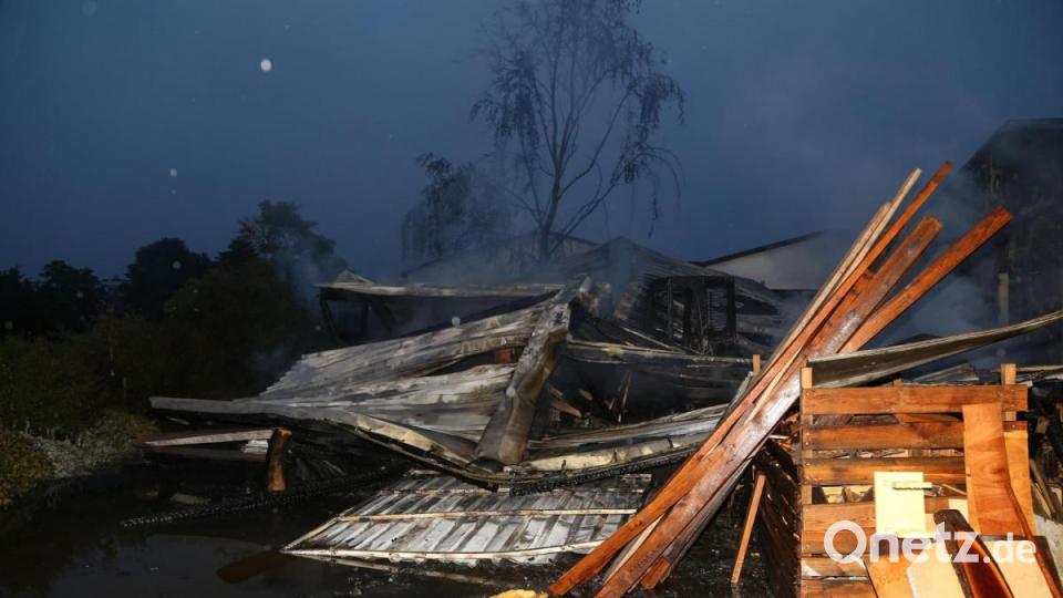 Der Brand einer Lagerhalle in Mitterteich löste einen Großeinsatz aus. Bild: rw