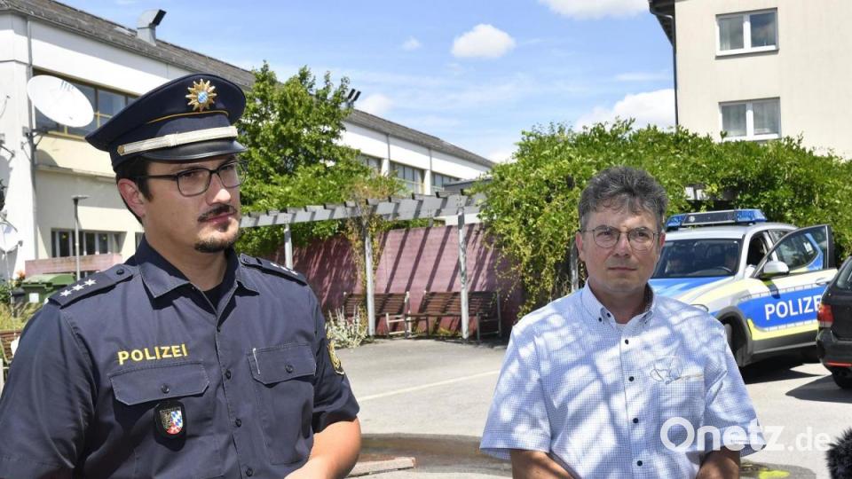 Polizeieinsatz in einem Amberger Seniorenheim. Ein 92-Jähriger starb am Montag an den Folgen von Messerstichen. Florian Beck, Sprecher des Polizeipräsidiums Oberpfalz (links) und Oberstaatsanwalt Jürgen Konrad gaben vor Ort Auskunft. Bild: Petra Hartl